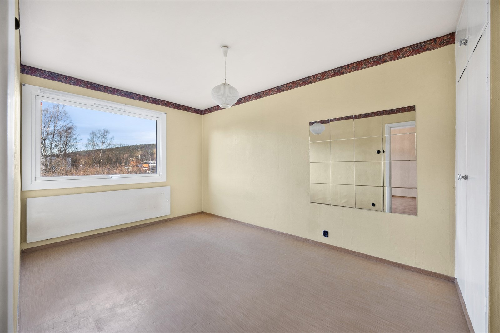 Stort hovedsoverom med innebygde skap Galleribilde