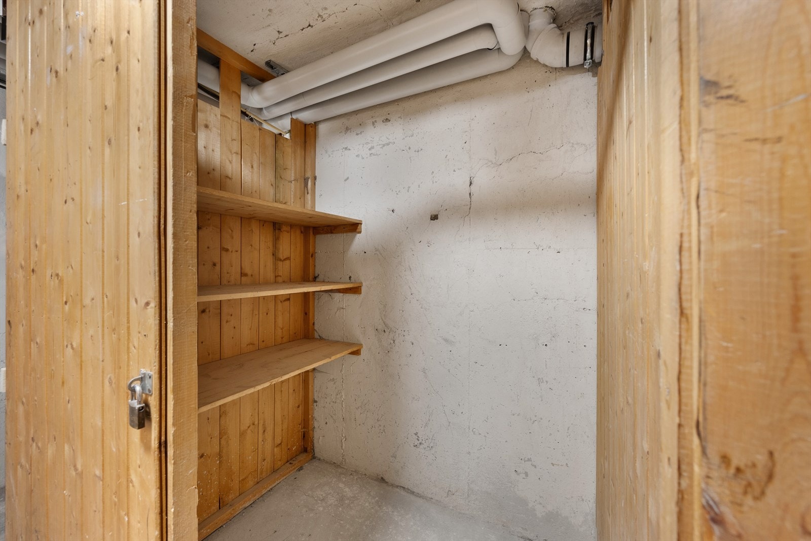 Praktisk bod i kjeller med hyller for lagring Galleribilde