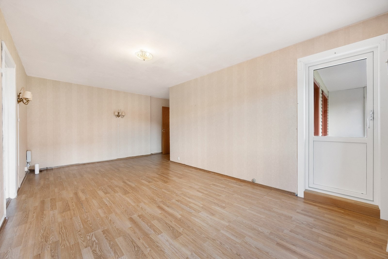 Stue med tilgang til innglasset balkong Galleribilde