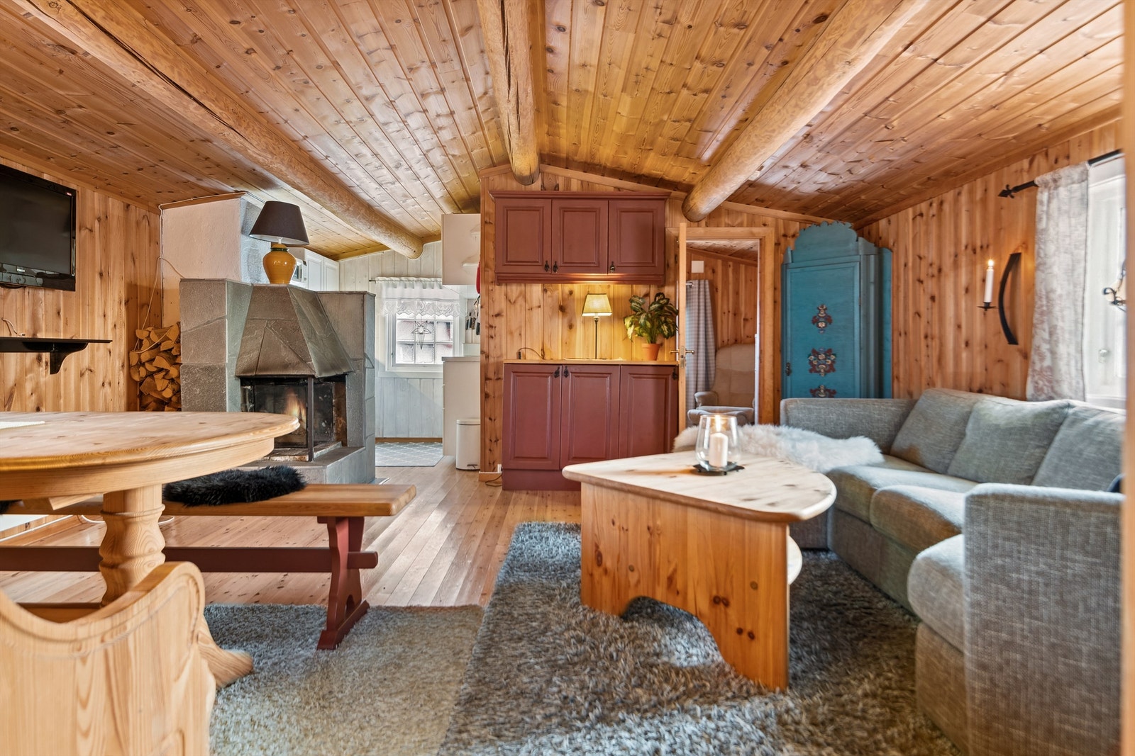 Koselig stue med plass til sofahjørne og spisestue Galleribilde