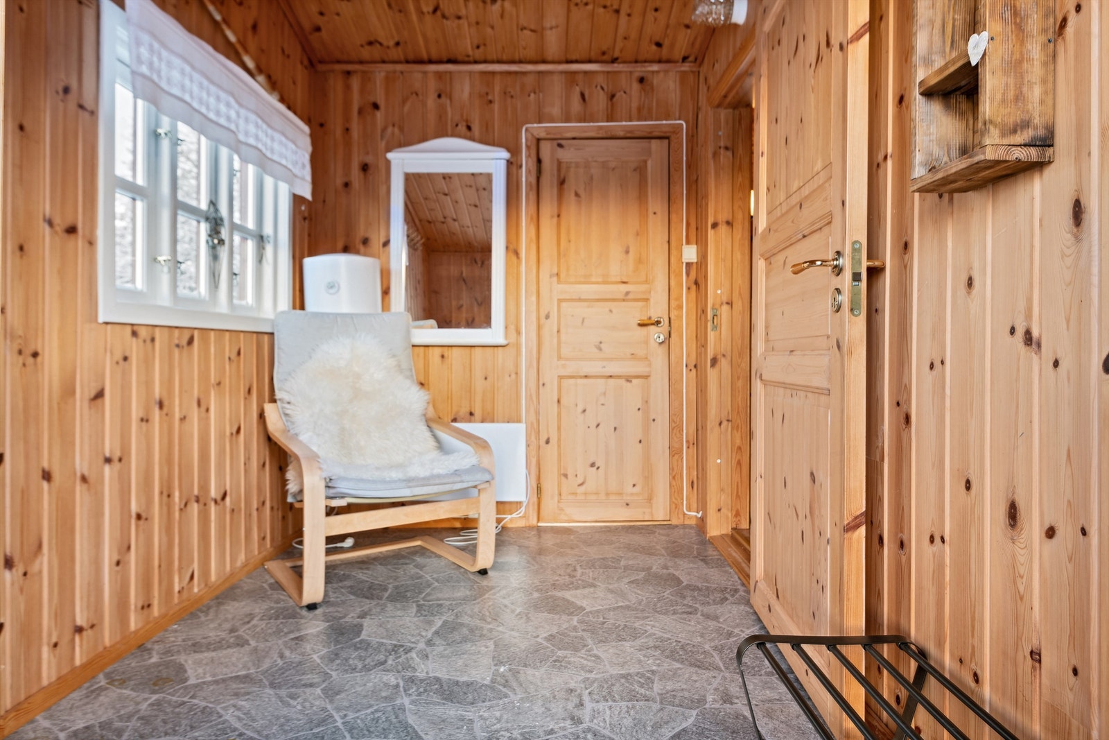 Gang med varmtvannstank og mulighet for garderobeløsning Galleribilde