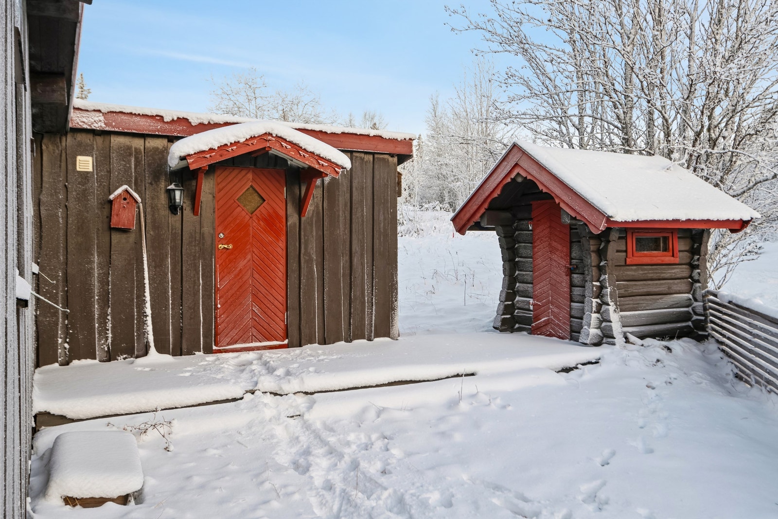 Utvendig bod i tilknytning til hytta og separat utedo Galleribilde