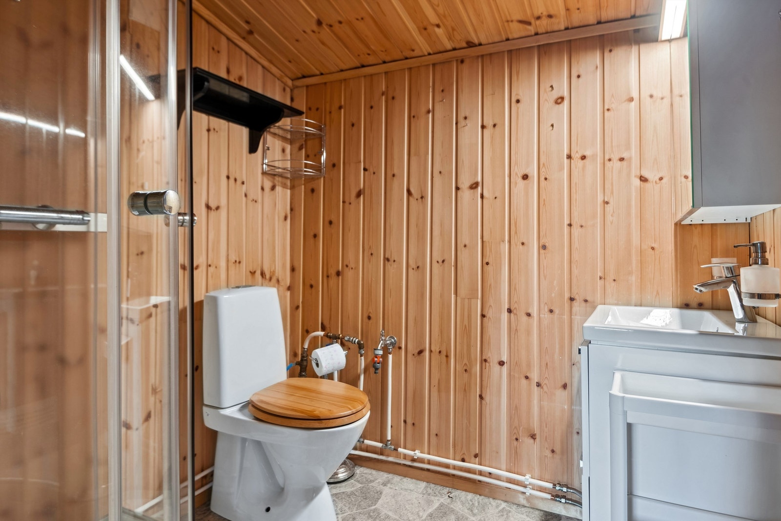 Hygienerom med dusjkabinett, toalett og servant. Galleribilde