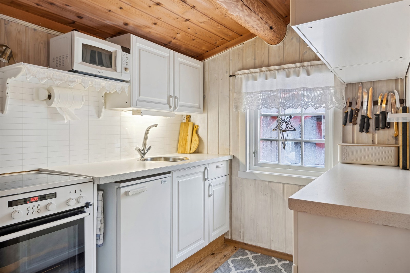 Enkelt kjøkken med plass til komfyr og lite kjøleskap Galleribilde