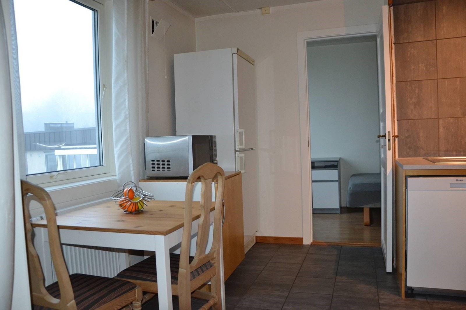 Spisebord ved kjøkken. Galleribilde