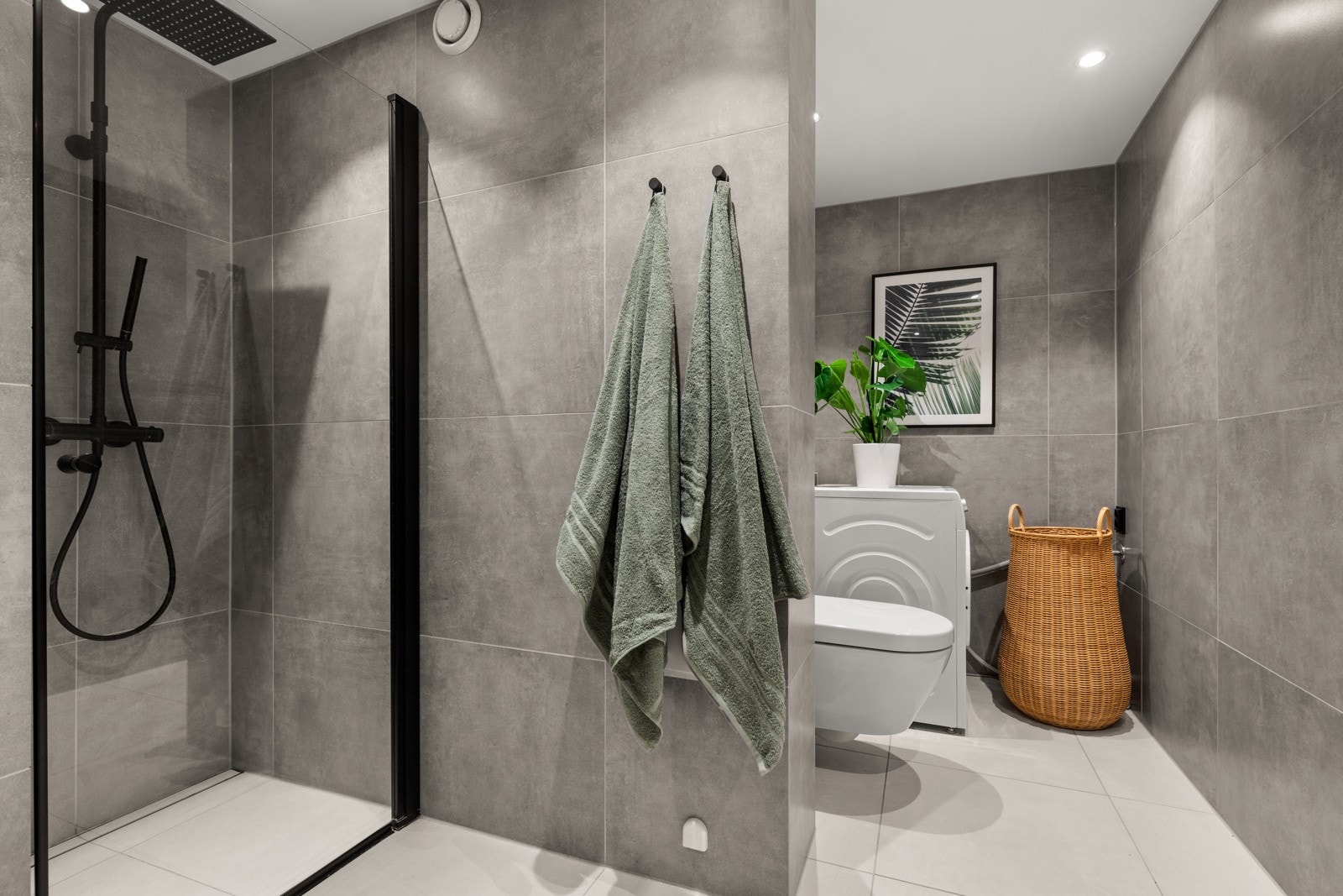Badet er utstyrt med dusj, vegghengt toalett og servant med underskap. Det er opplegg for vaskemaskin. Galleribilde