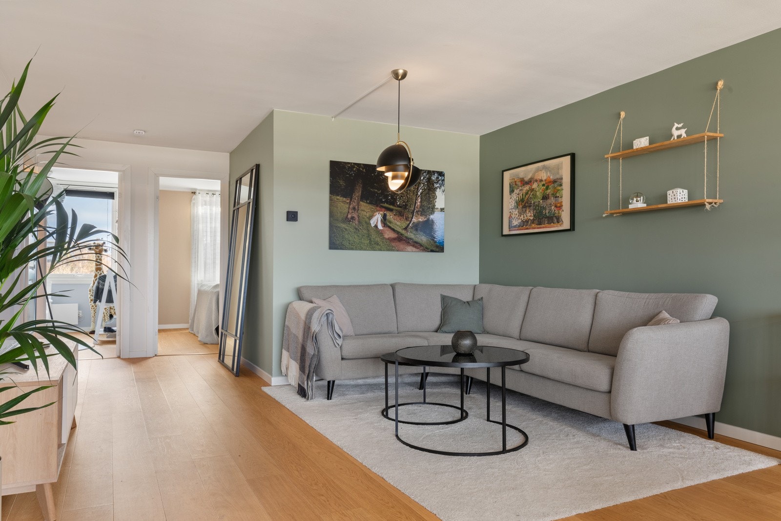 Her er det god plass til både sofagruppe og spisebord, med en naturlig overgang til balkongen. Galleribilde