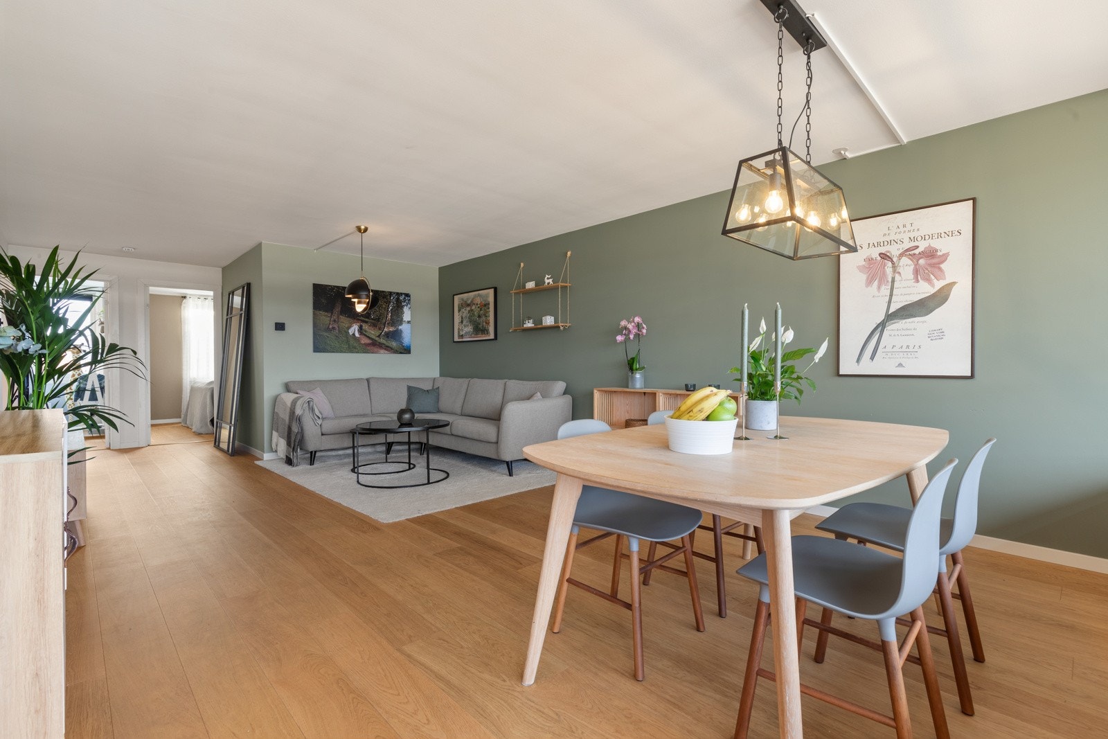 Stuen er romslig med store vindusflater som gir rikelig med naturlig lys. Galleribilde