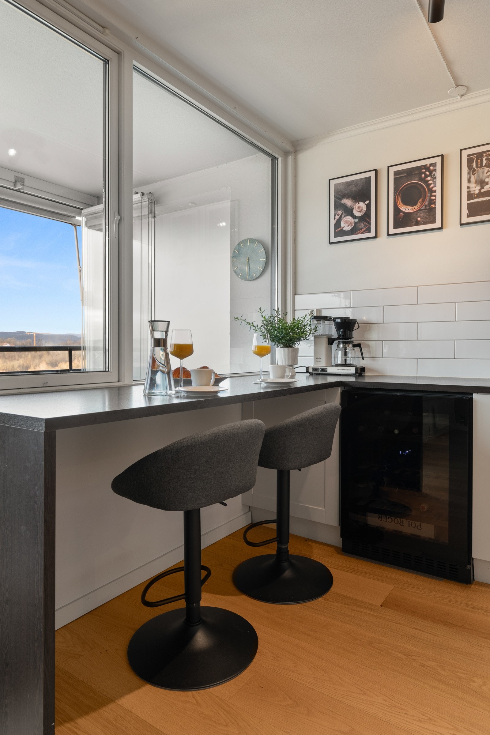 Ved kjøkkenvinduet finner du en hyggelig barløsning, perfekt for å nyte morgenkaffen eller frokosten med utsikt mot de grønne omgivelsene utenfor. Galleribilde