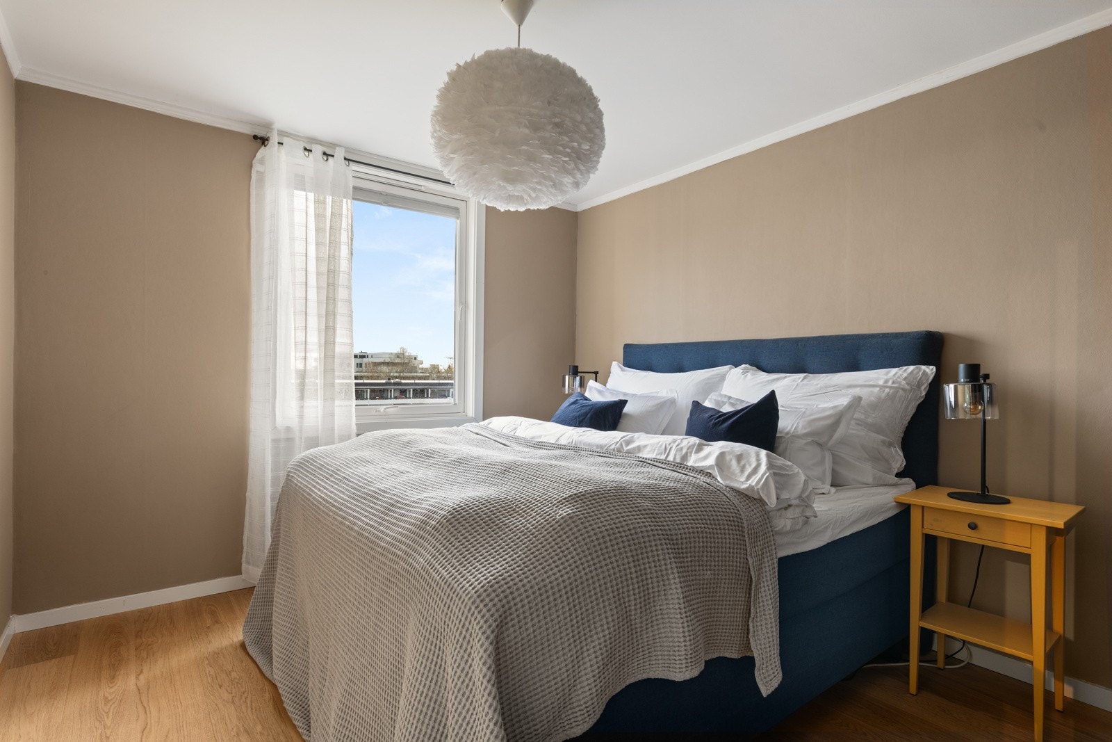 Leiligheten har 3 soverom, alle med moderne 1-stavs parkett. Galleribilde