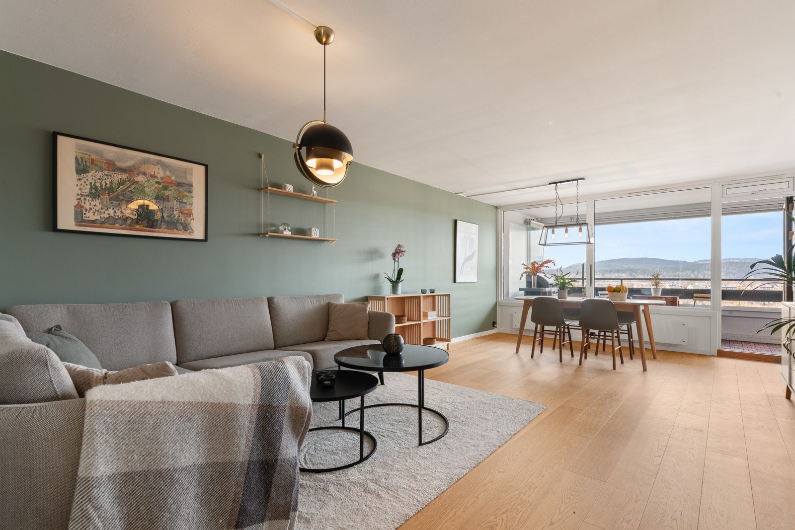 Her er det god plass til både sofagruppe og spisebord, med en naturlig overgang til balkongen. Galleribilde