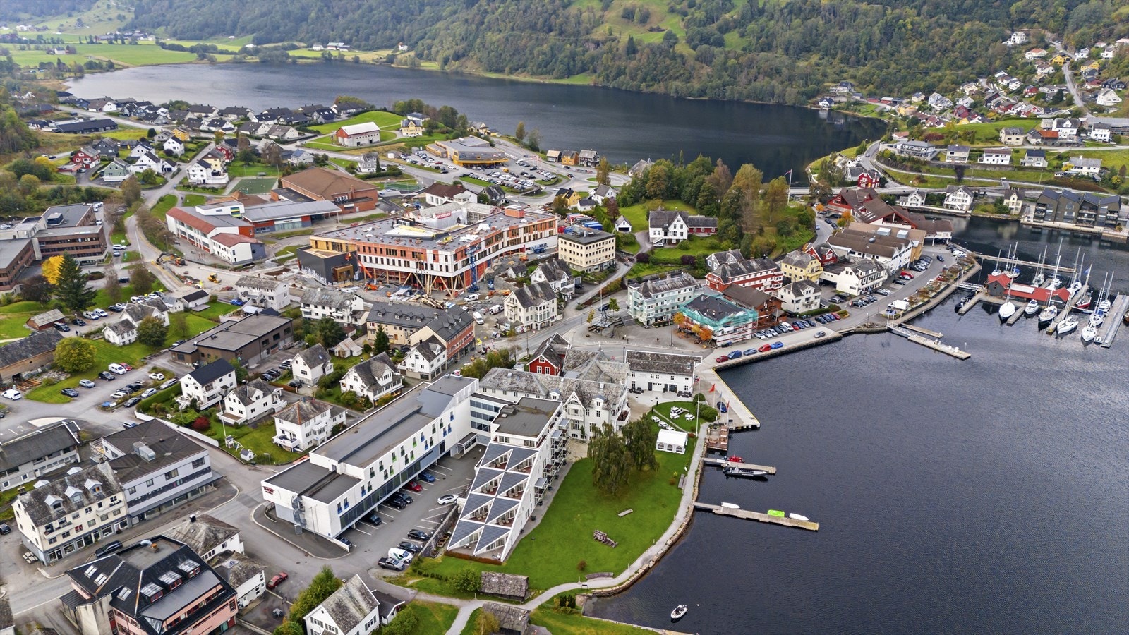 Fra leiligheten er det ca. 800 meter inn til Norheimsund sentrum Galleribilde