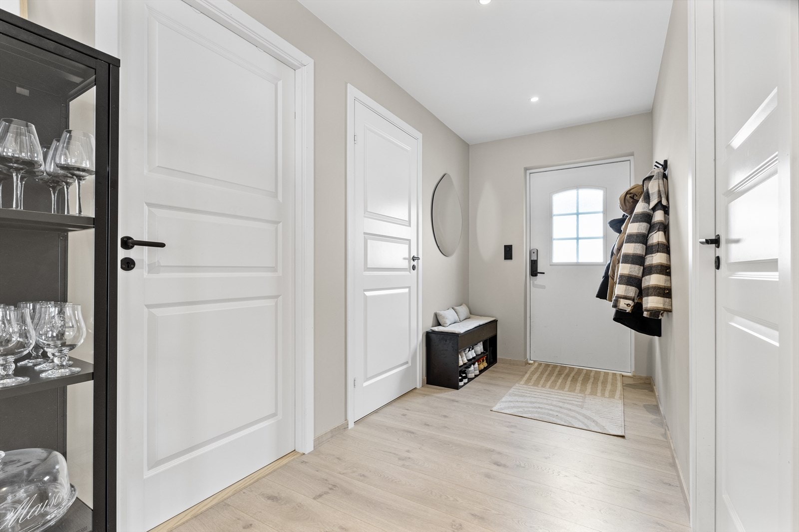 Velkommen inn! Det første som møter deg er en stor og luftig inngangsparti, hvor det god plass til å henge fra seg yttertøy og sko Galleribilde