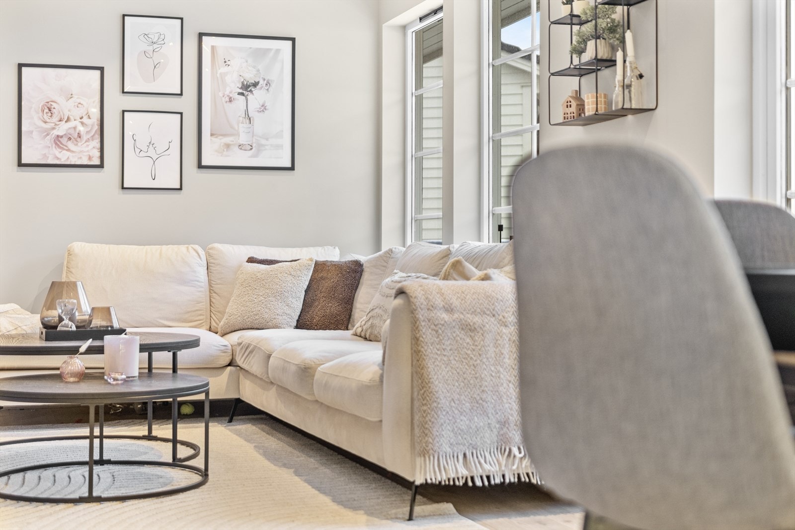 Stuen er et elegant oppholdsrom som legger til rette for både hygge og sosialt samvær Galleribilde