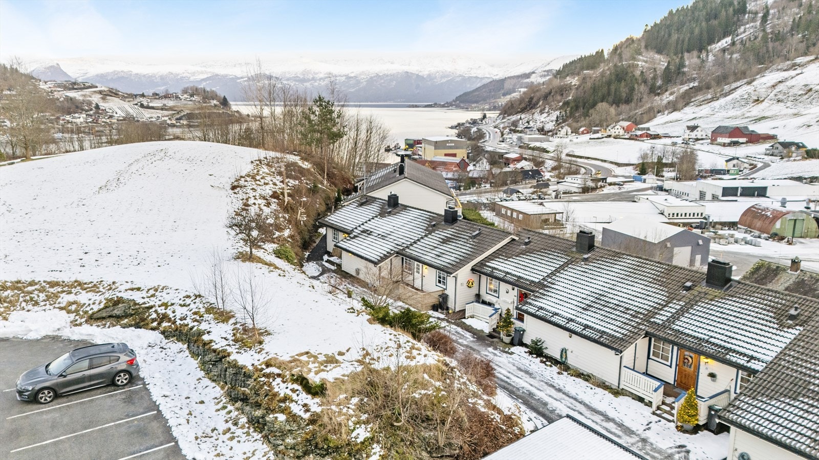 Denne flotte leiligheten ligger i et rolig og etablert boligområde ved Norheimsund kirke, med fin utsikt mot Hardangerfjorden Galleribilde