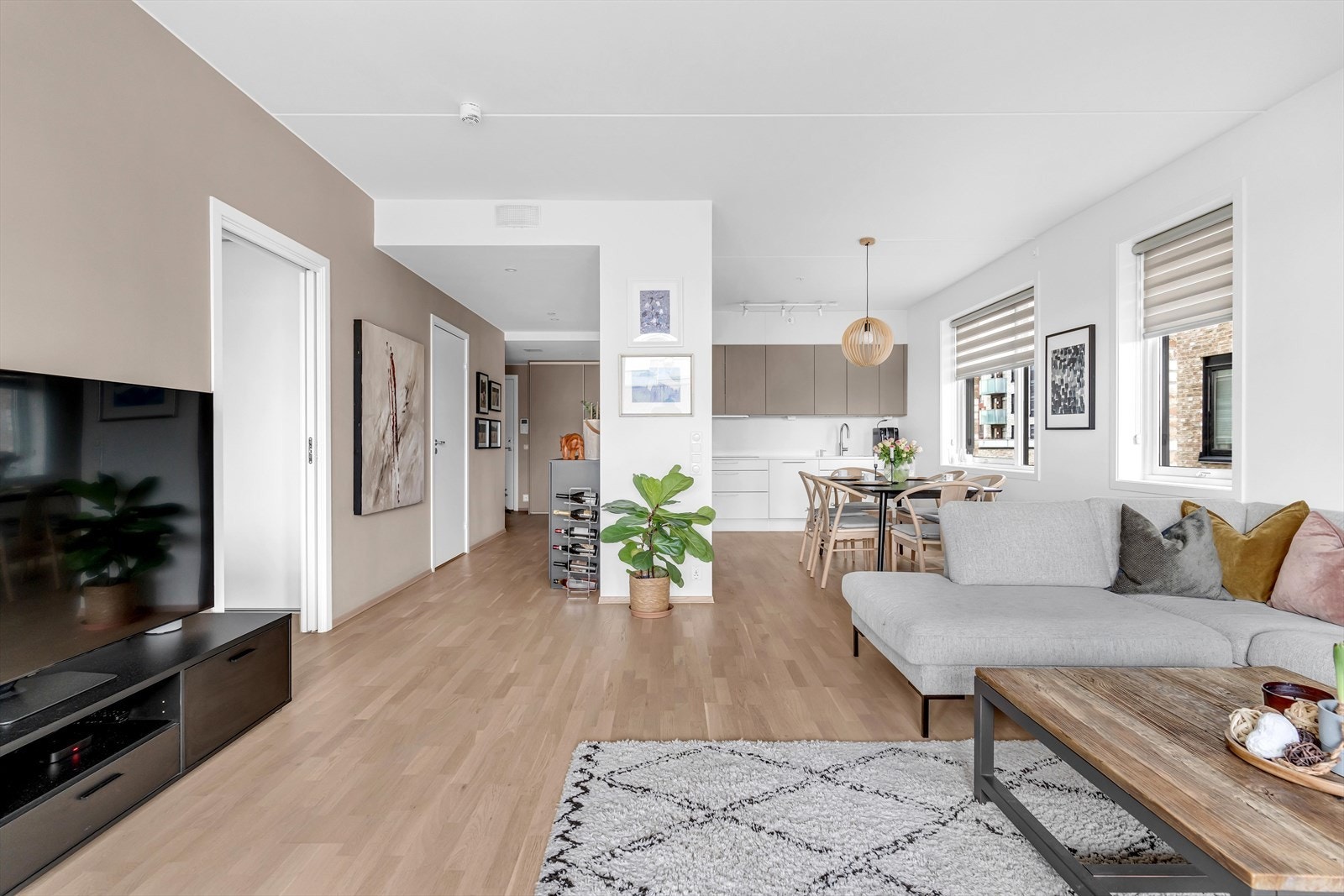 Leiligheten er malt i en moderne og behagelig fargepalett, og har en god planløsning. Galleribilde