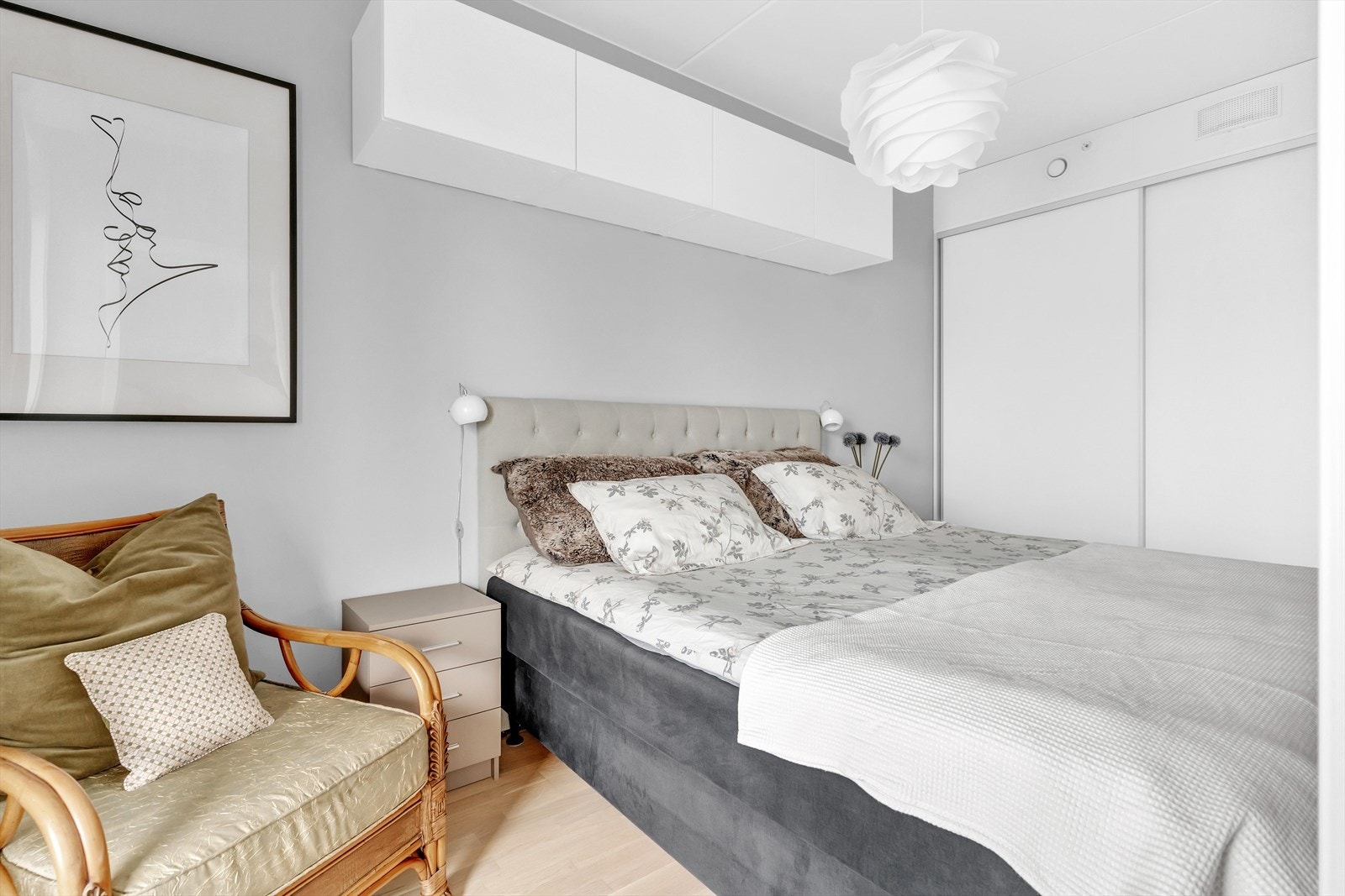 Videre er det satt inn en praktisk skyvedørsgarderobe med mye lagringsplass. Galleribilde