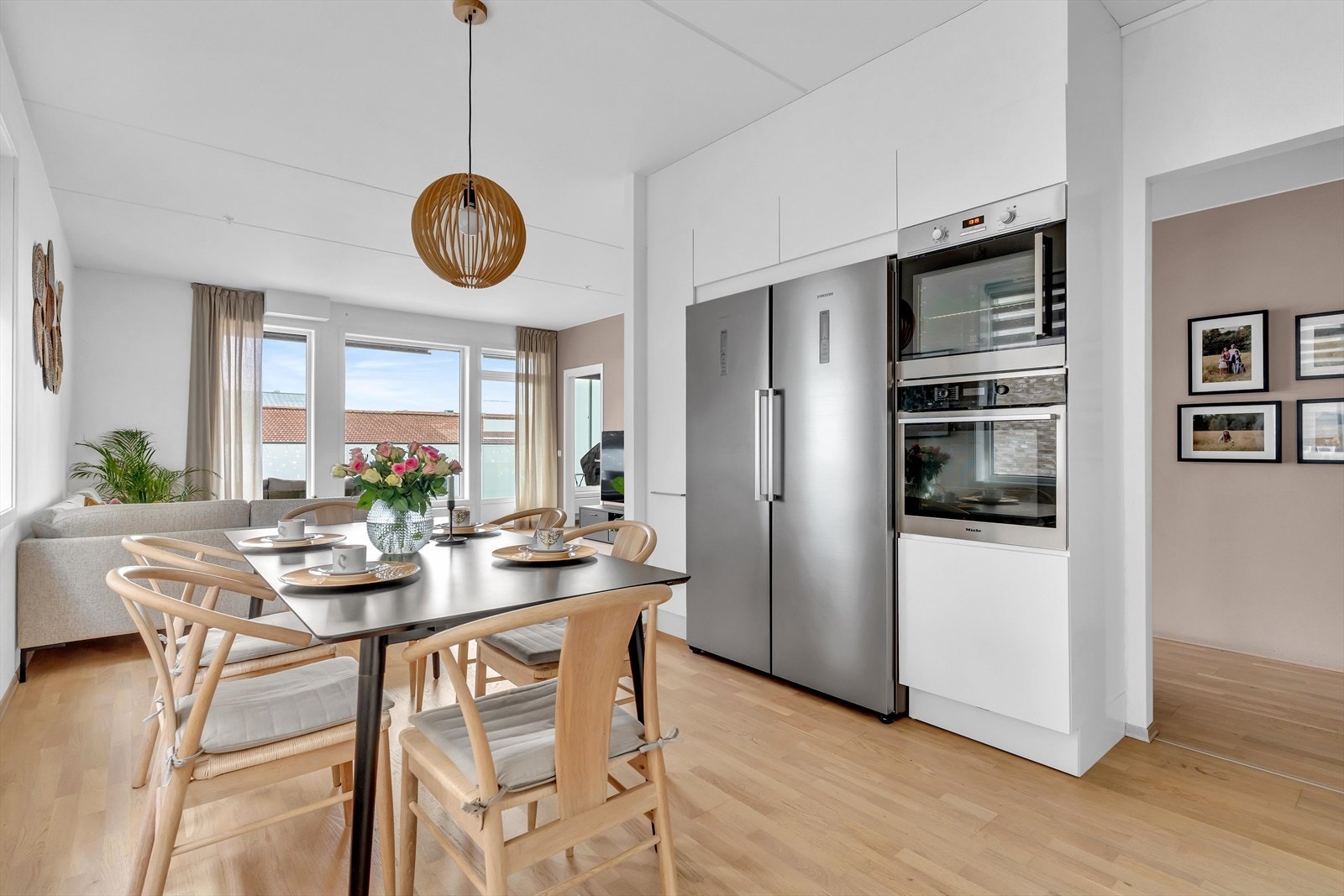 Kjøkkeninnredningen er fordelt over to vegger, hvor den ene veggen har nisje til side-by-side kjøl/frys, samt to integrerte stekeovner i høyskap. Galleribilde