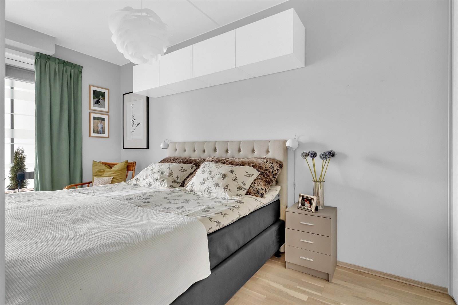 Det er tilgang til to soverom i hoveddelen. Hovedsoverommet har god plass til dobbeltseng med tilhørende nattbord. Galleribilde