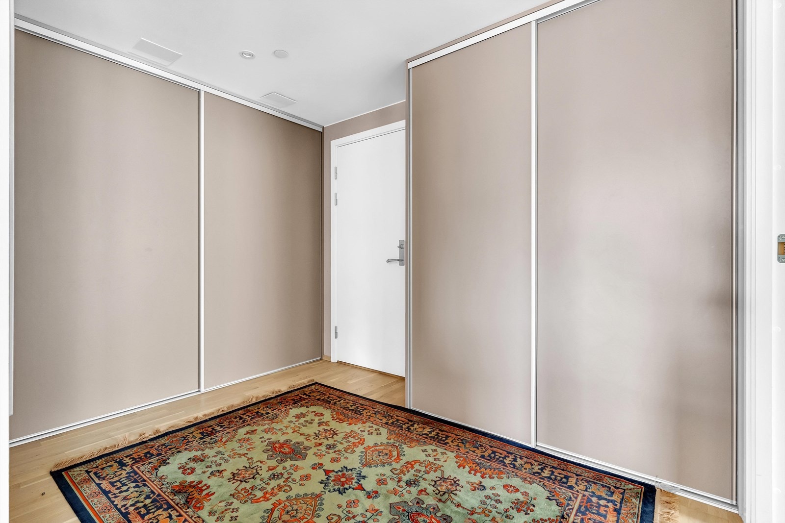 I entréen er det god plass til å henge fra seg yttertøy i romslig skyvedørsgarderobe/bod. Galleribilde