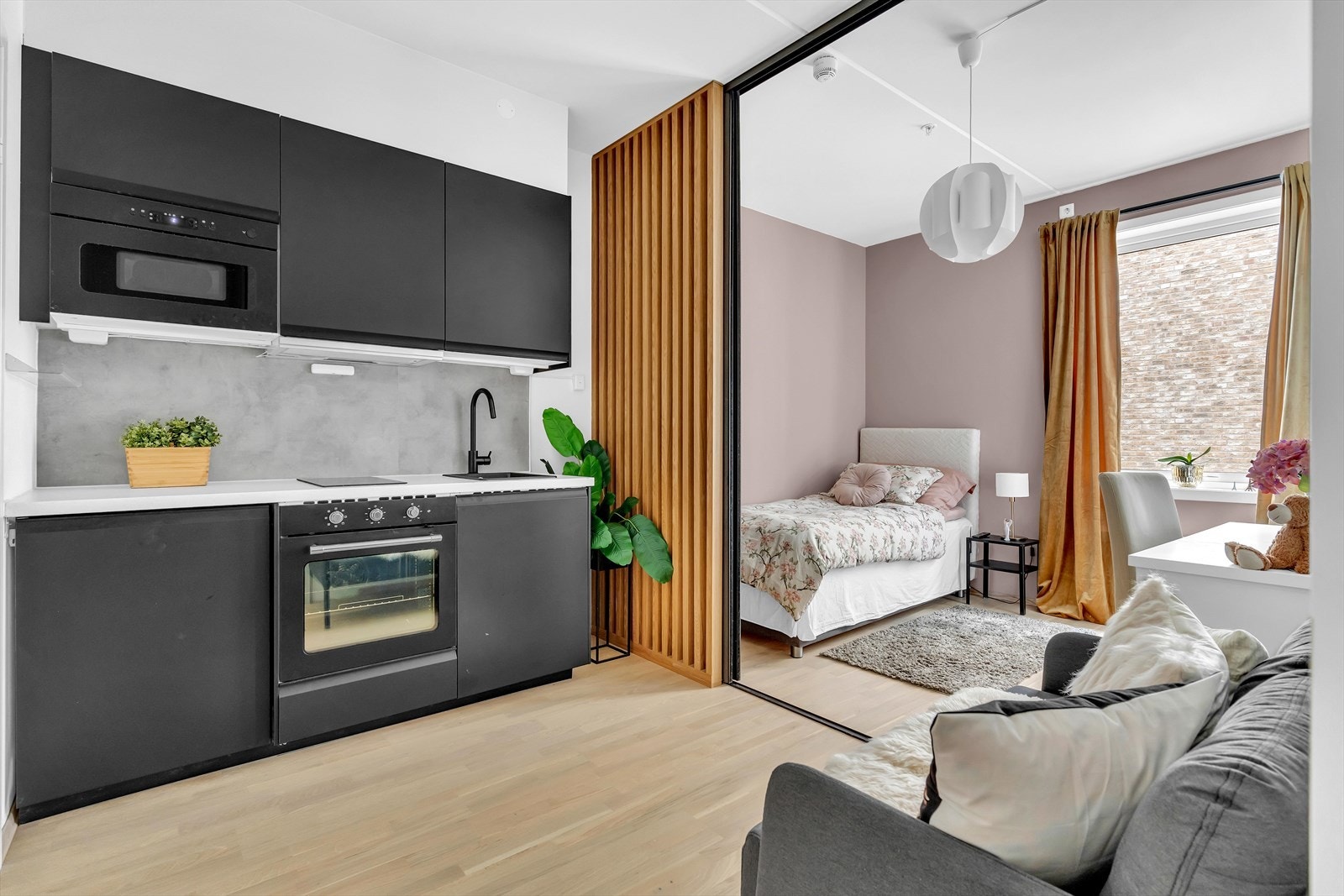 Arealeffektiv og godt utnyttet oppholdsrom med åpen stue-/kjøkkenløsning. Her er det plass til sovesofa, tv-bord og en spiseplass. Gode utleiemuligheter. Galleribilde
