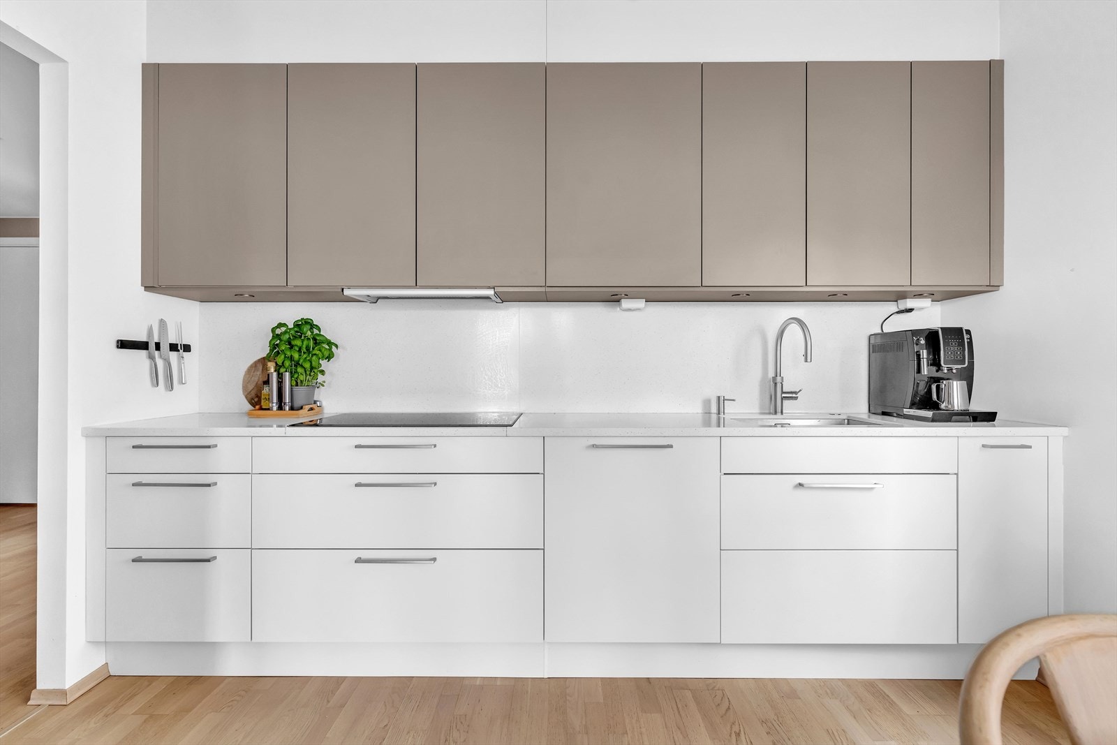 Moderne kjøkken med glatte fronter og en elegant steinbenkeplate. Perfekt for både matlaging og sosialt samvær. Galleribilde