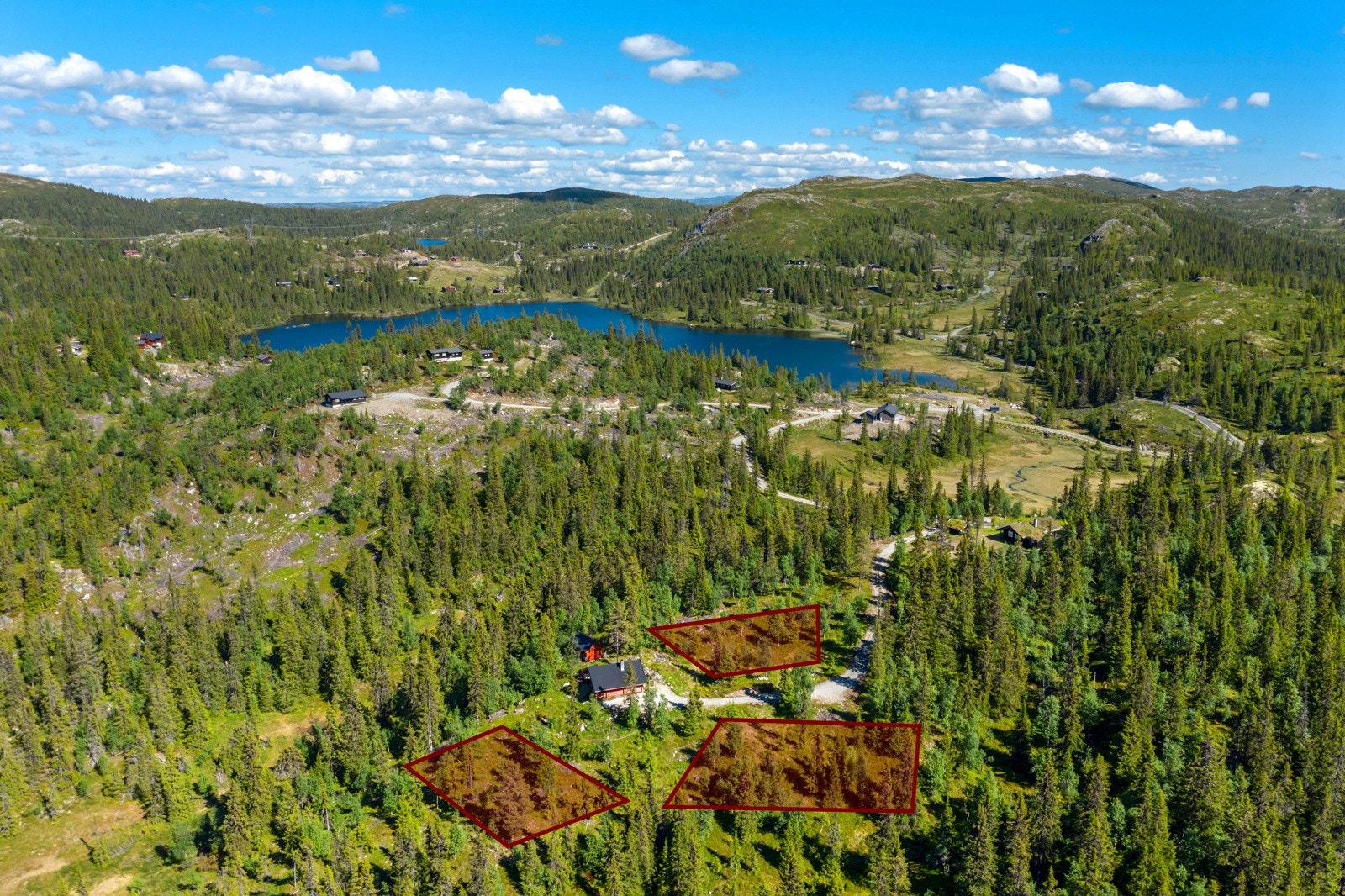 Skisse av tomtegrenser er ikke nøyaktige, men kun for å vise tomtene. Se vedlagt matrikkelbrev til hver tomt. Galleribilde