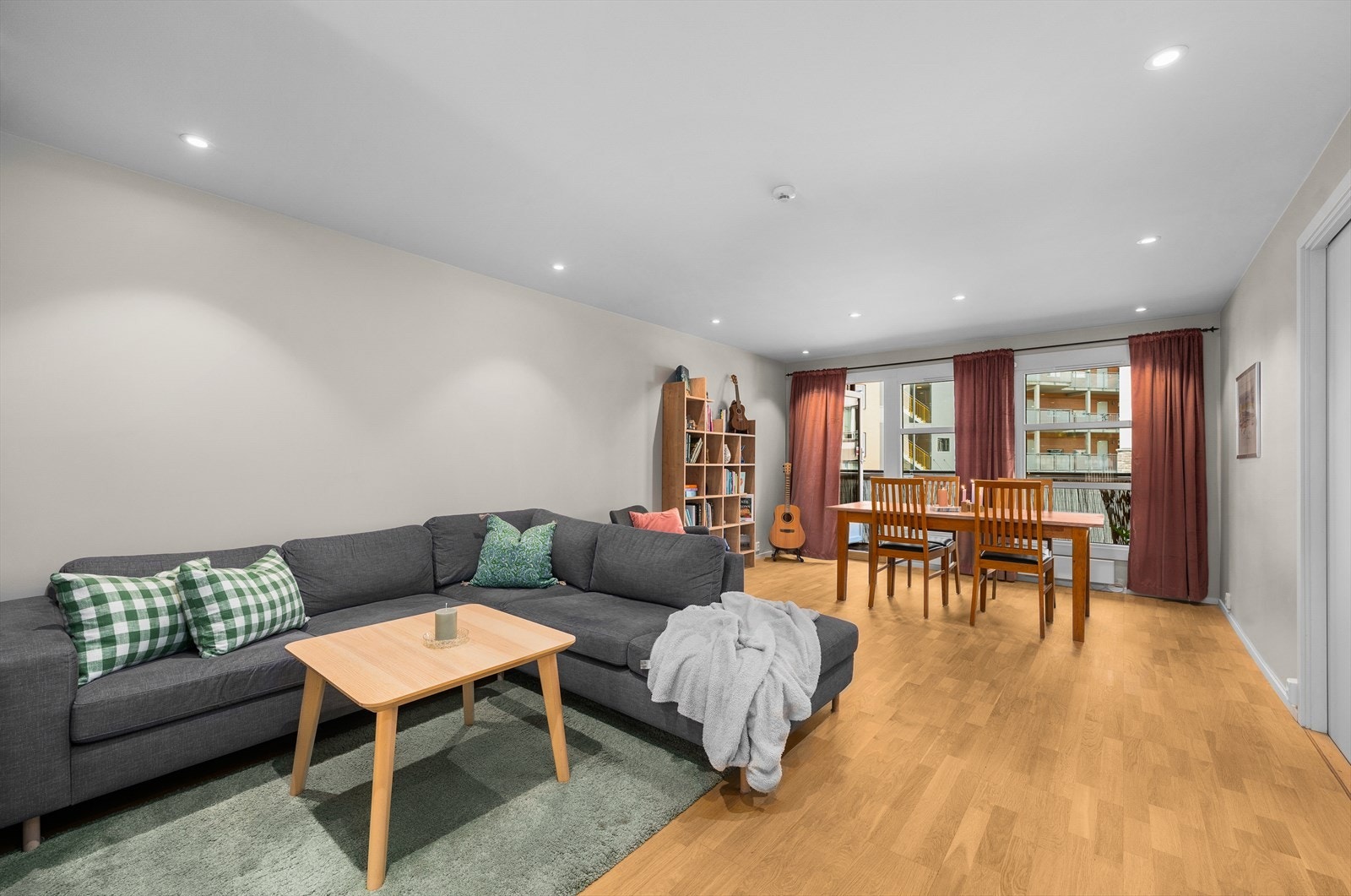 Luftig og pen stue med downlights i himling. Her er det god plass til sofagruppe og spisebord Galleribilde