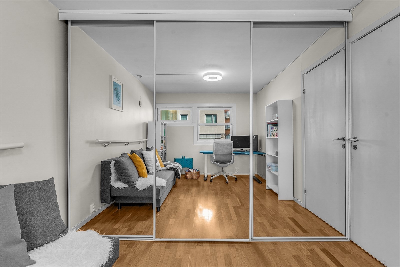 Nok av plass til oppbevaring, seng og kontorløsning Galleribilde