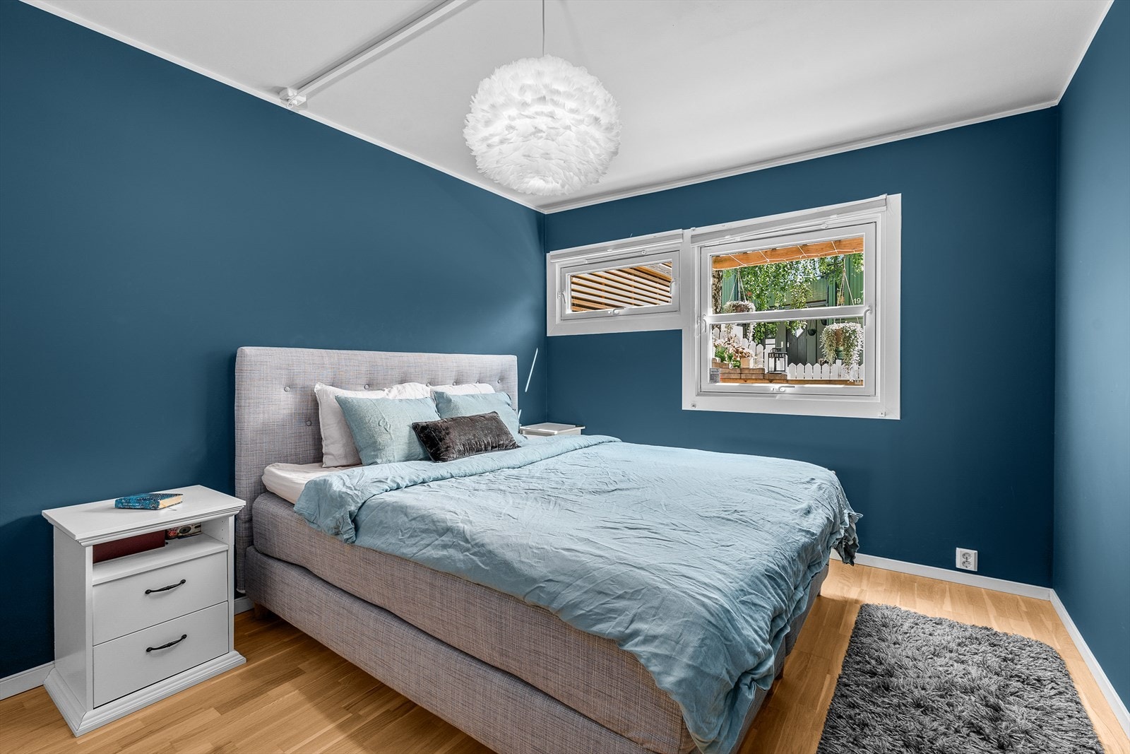 Romslig soverom malt i lune farger Galleribilde