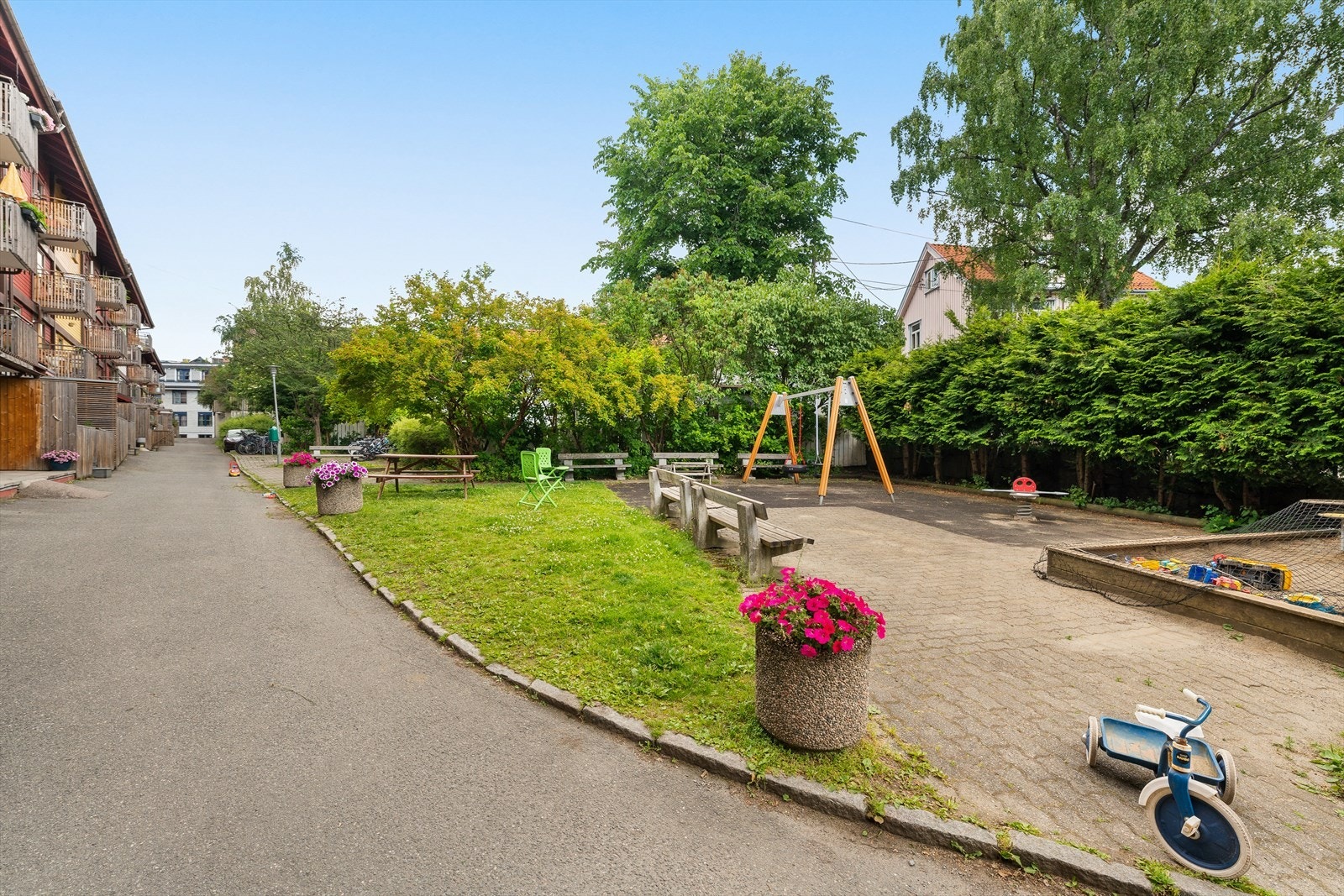 Flotte utearealer i borettslaget. Det er i tillegg en felleshage utenfor Fjellgata 1 med bord, grill, drivhus og plantekasser. Galleribilde