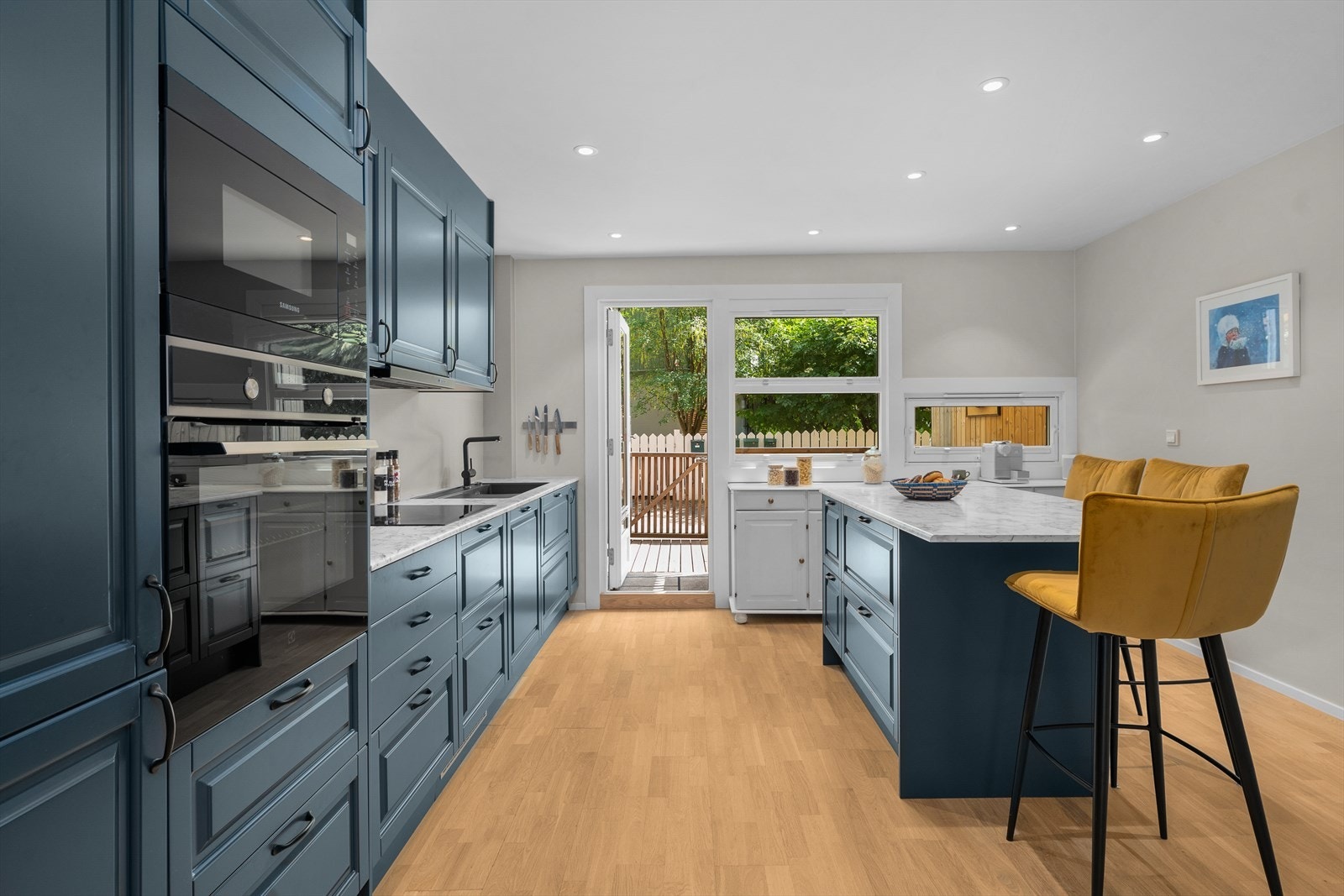 Fra kjøkkenet er det videre tilgang til nytt høydepunkt - terrassen Galleribilde