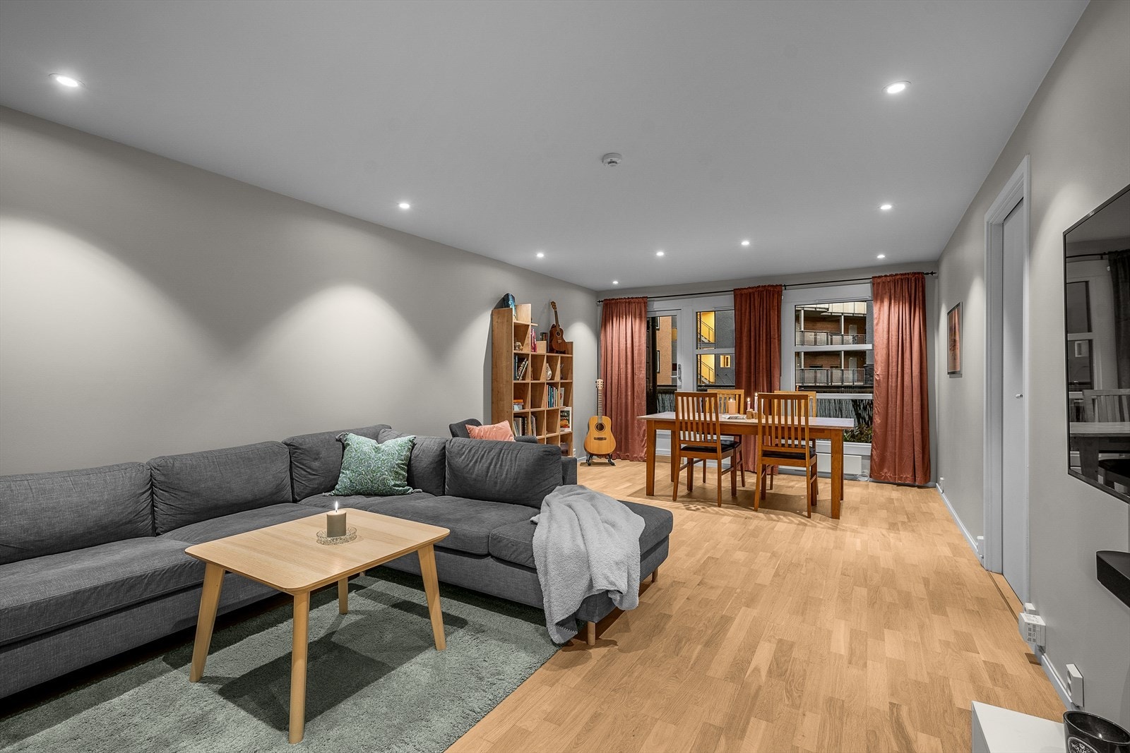 Dette er en innbydende 3-roms med en balkong, en terrasse, egen parkeringsplass samt en populær og rolig beliggenhet. Galleribilde