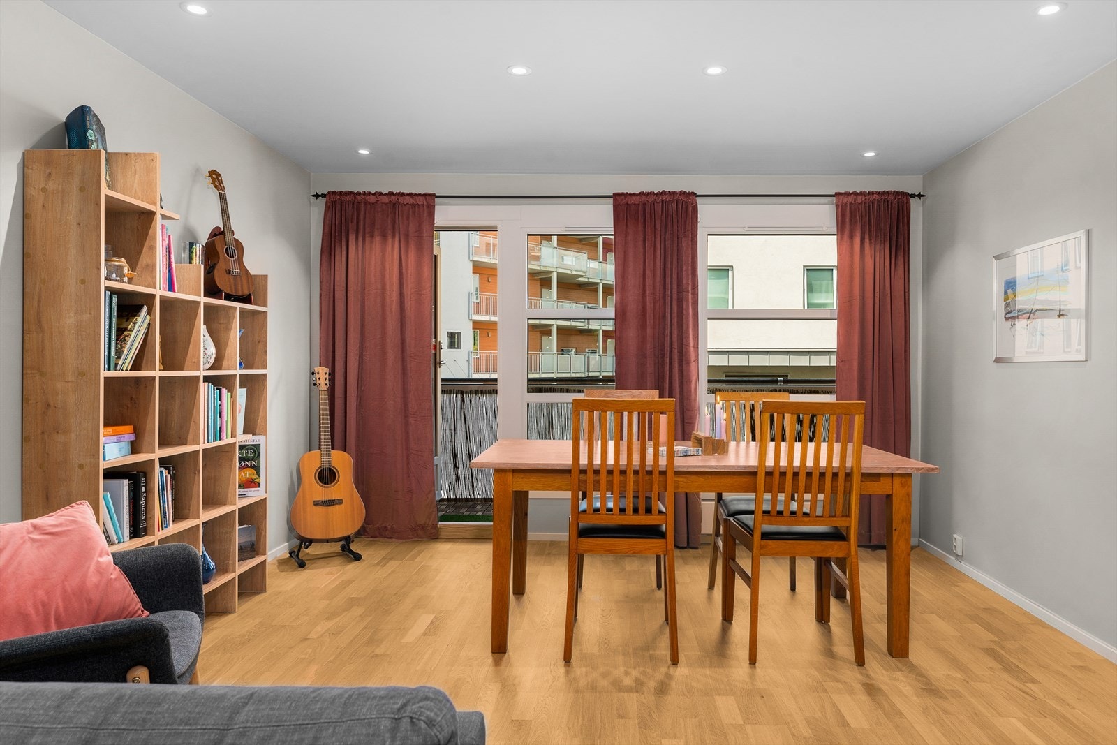 Gulvet i stuen, kjøkkenet, mellomgang og soverommene ble slipt i 2020. Taket ble også senket og downlights ble installert i kjøkken, stue og entrè Galleribilde