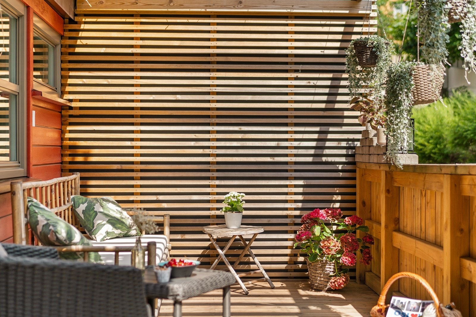 Videre vender terrassen mot sørøst og solen kan nytes her på morgenkvisten helt frem til tidlig ettermiddag Galleribilde