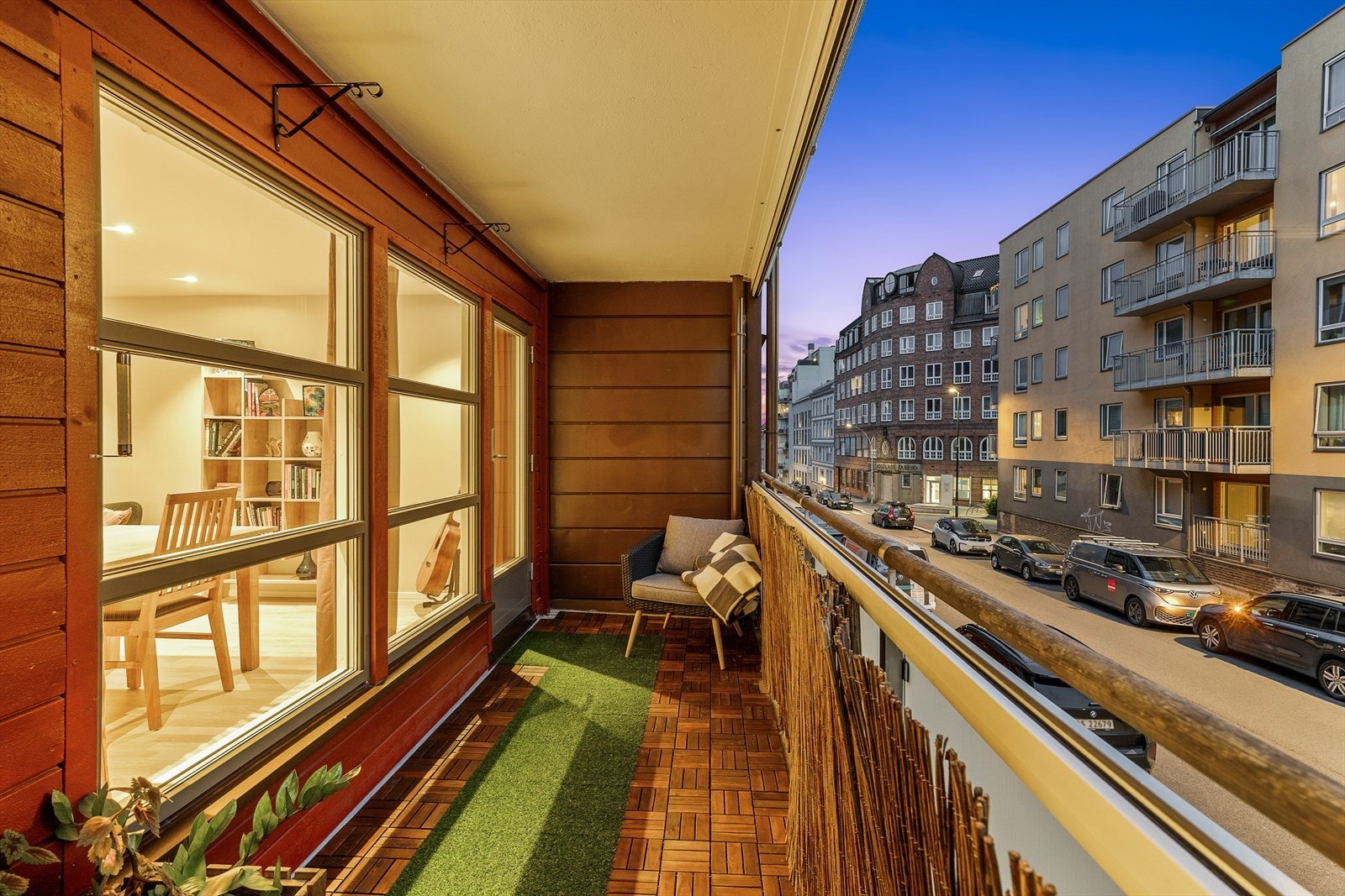 Her kan balkongen enten være åpen, eller lukkes med en innglassering som gjør den anvendelig for bruk hele året Galleribilde