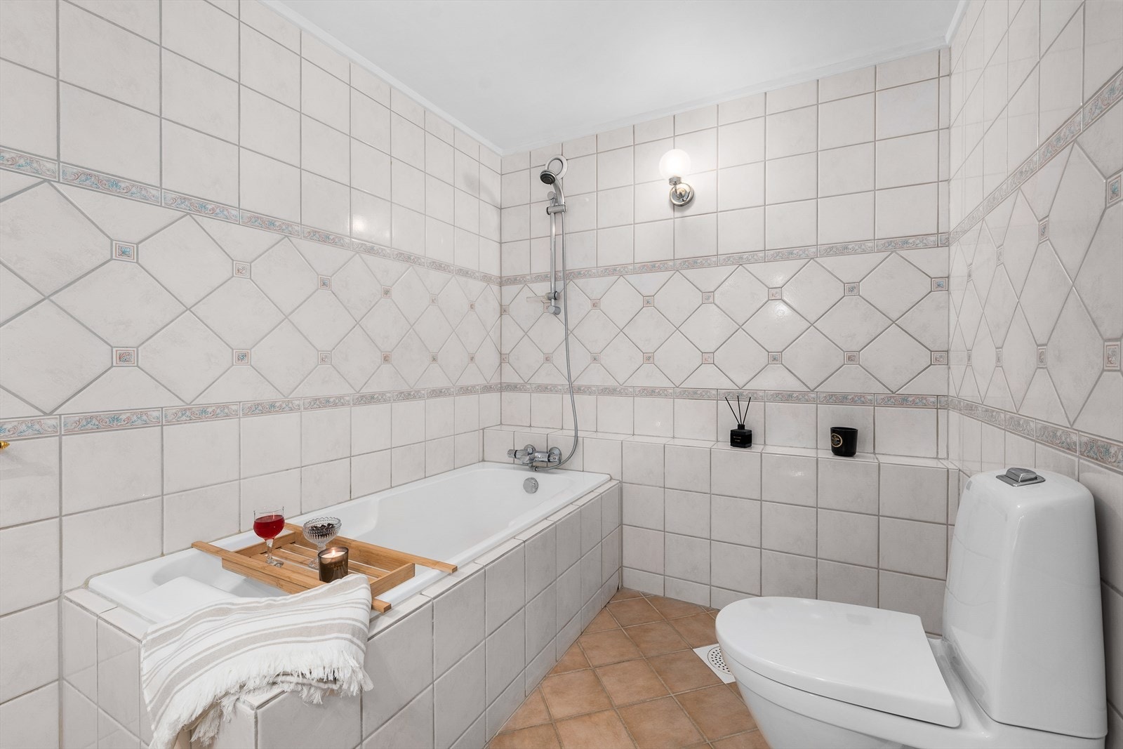 Bod/vaskerom i naborommet var opprinnelig brukt som WC. Der kan man enkelt installere separat WC om ønskelig. Galleribilde