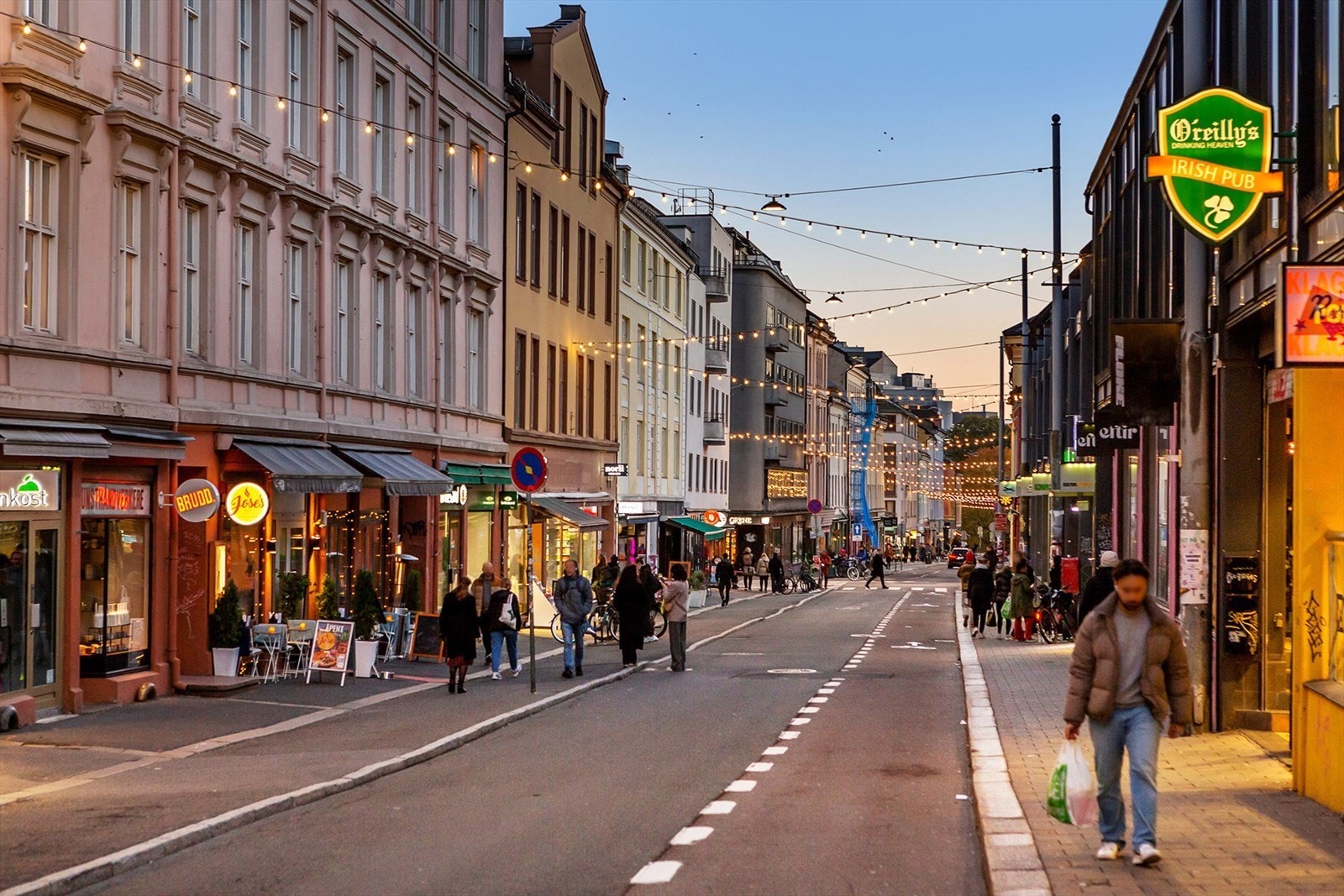 Det er kort vei til Grünerløkka med sitt yrende byliv, som bugner av sjarmerende restauranter, kaféer, barer og nisjebutikker Galleribilde