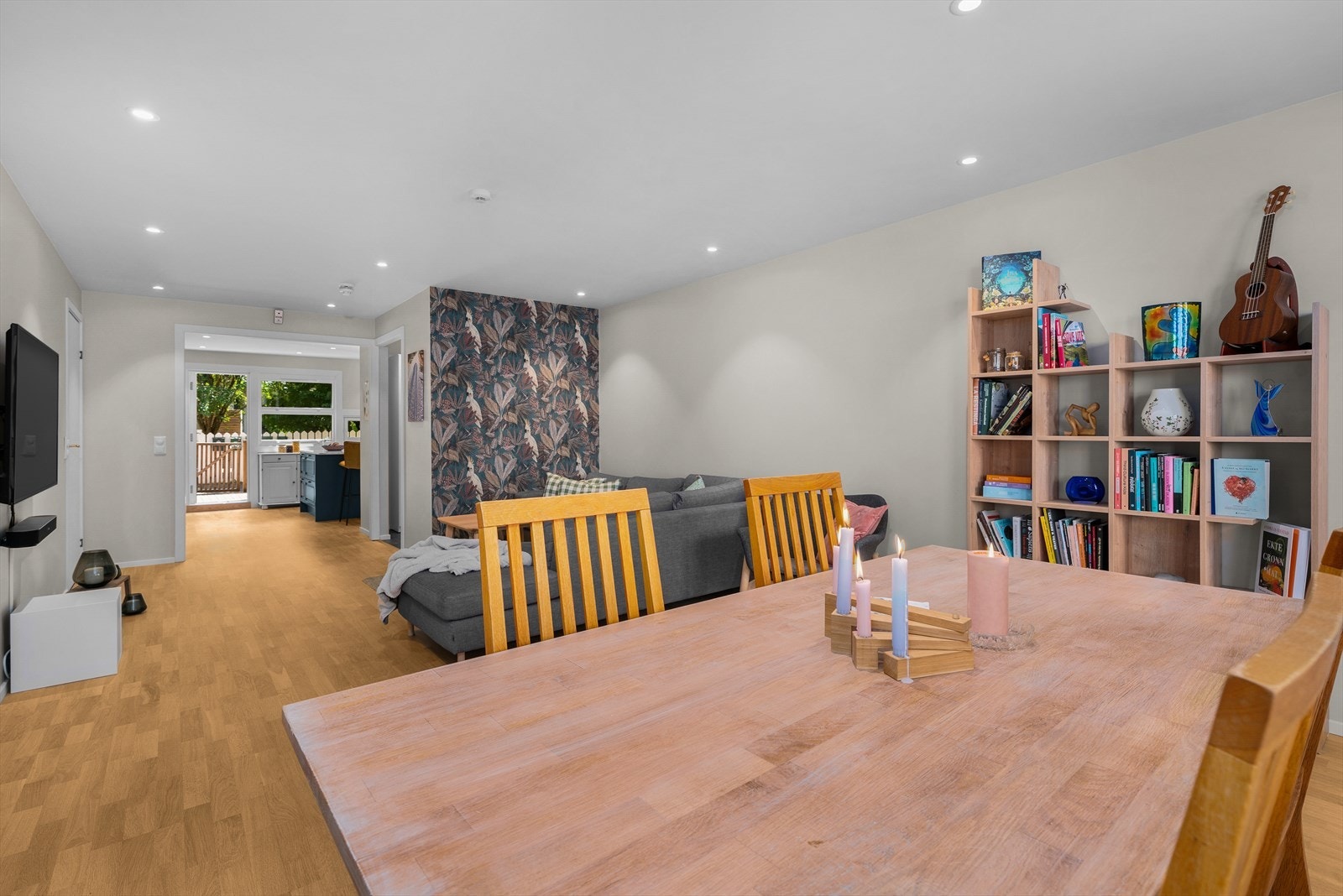 Veggene i stue og kjøkkenet ble sparklet og malt i 2020. Galleribilde