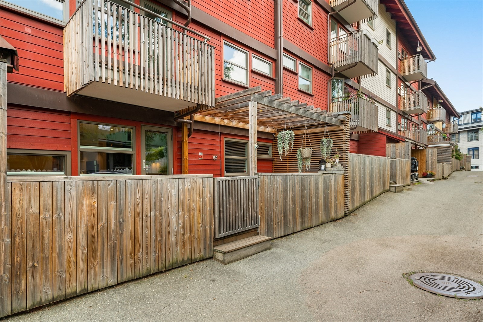 I 2023 ble alle leilighets-dørene byttet samt hoveddørene til oppgangene i regi av borettslaget. Alle vinduer i leiligheten er fra 2018. Galleribilde