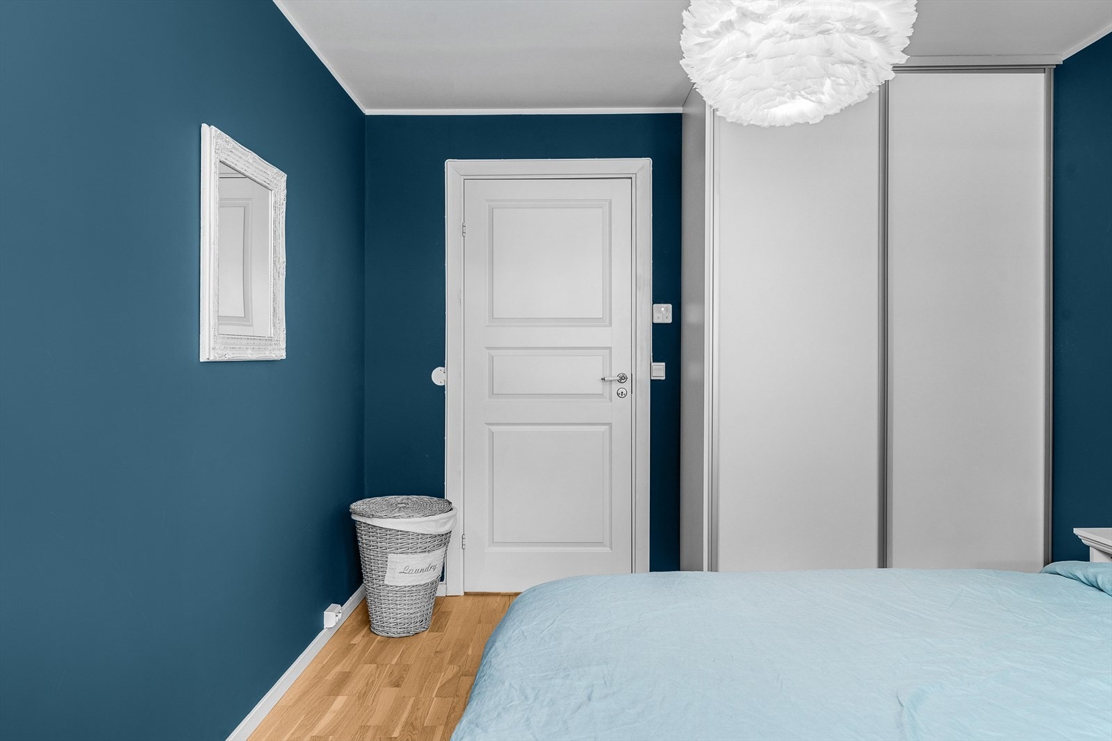 God plass til dobbeltseng og garderobeskap Galleribilde