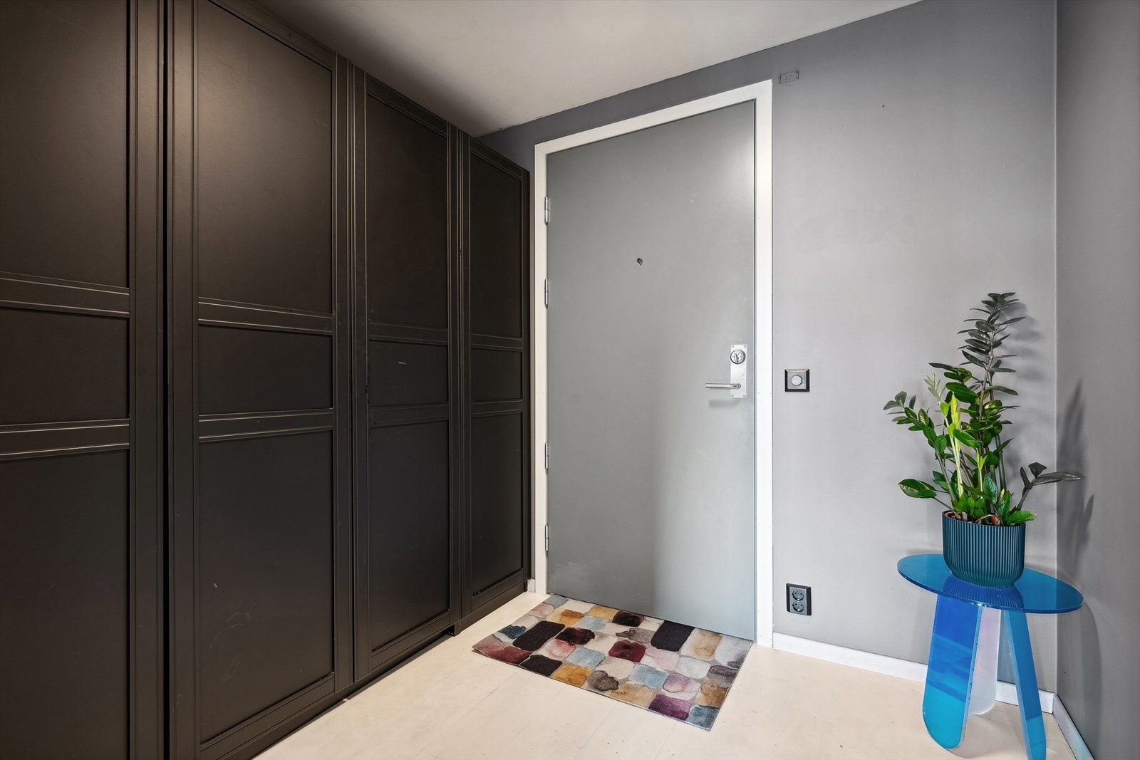 Romslig entré med stor garderobeløsning. Galleribilde