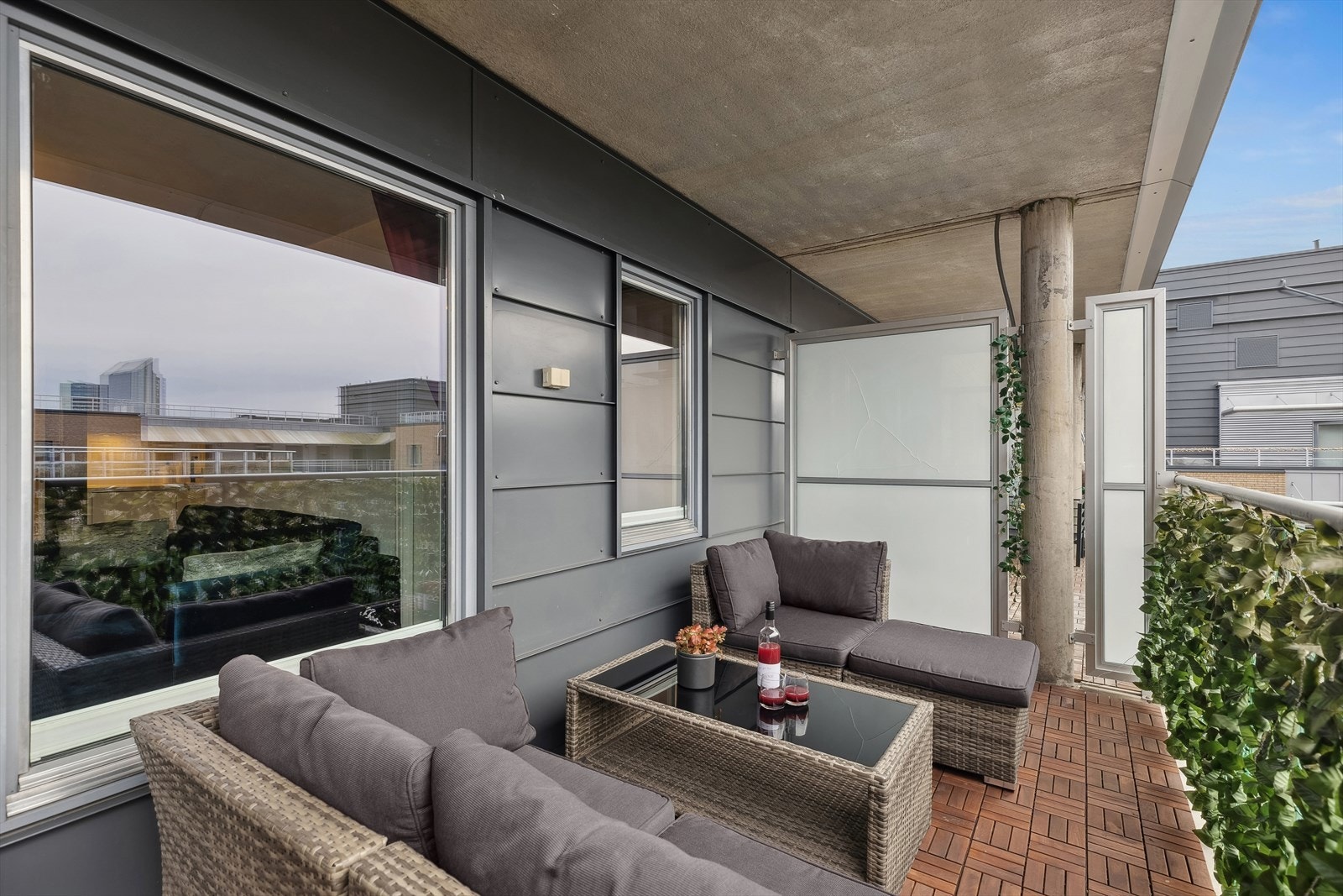 Balkongen er romslig (10,5 m²) og vender mot rolig bakgård. Galleribilde