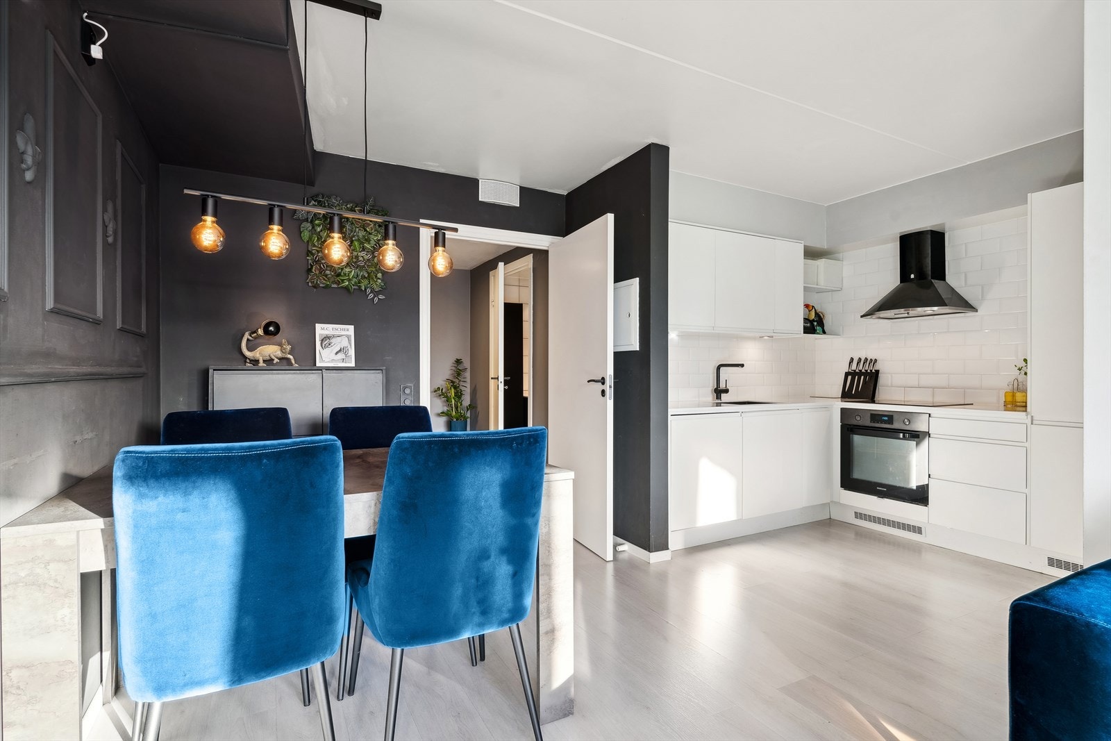 Boligen har flere gode soner med romslig kjøkken og god plass til spisebord og sofahjørne. Galleribilde