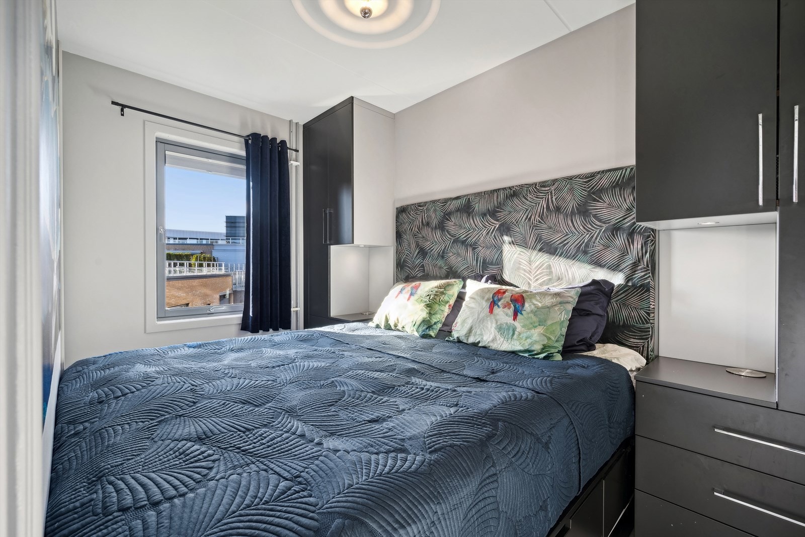 Hovedsoverom med garderobeløsning og solskjerming. Rommet har én dør på hver side av sengen. Galleribilde