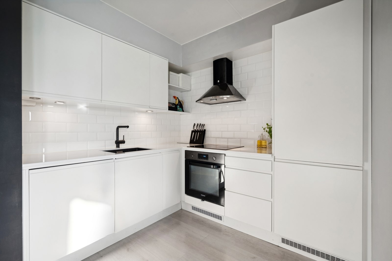 Moderne nyere (2020) kjøkken fra Epoq med integrerte hvitevarer Galleribilde