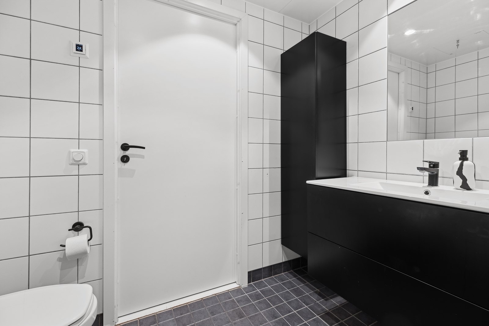 Badet har gode oppbevaringsløsninger Galleribilde