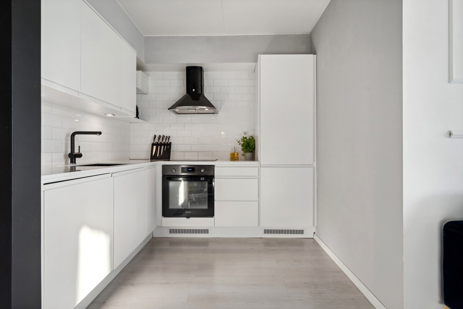 Masse skap- og benkplass. Galleribilde