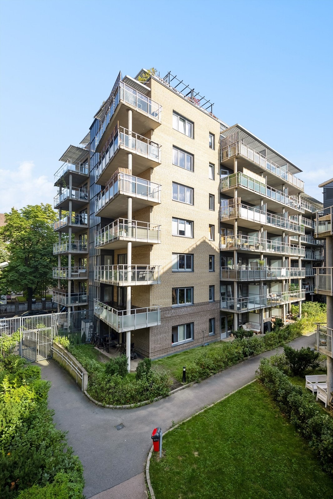 Leiligheten vender mot rolig bakgård med grøntarealer. Galleribilde