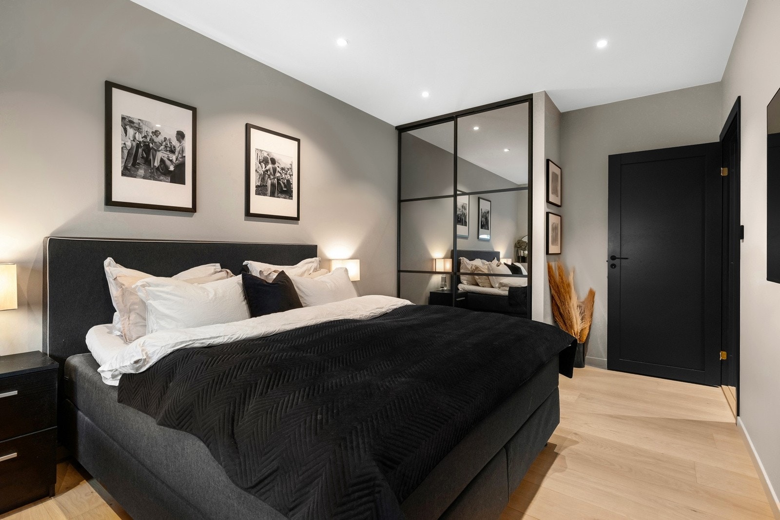 Soverommet er innredet med et garderobeskap hvor det er rikelig med oppbevaringsplass. Galleribilde